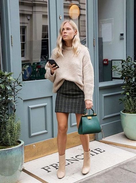 Beige Ankle Boots, Mode Tips, Rock Outfit, Blazer Outfit, Looks Street Style, Outfit Trends, Skirt Mini, Winter Trends, A Skirt