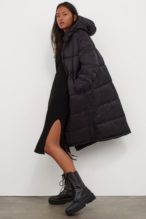 H&M Long Puffer Jacket Long Puffer Coat Outfit, Long Puffer Jacket Outfit, Long Black Puffer Coat, Puffer Coat Outfit, Puffer Outfit, Long Winter Jacket, Puffer Jacket Outfit, Black Winter Jacket, Light Denim Jacket