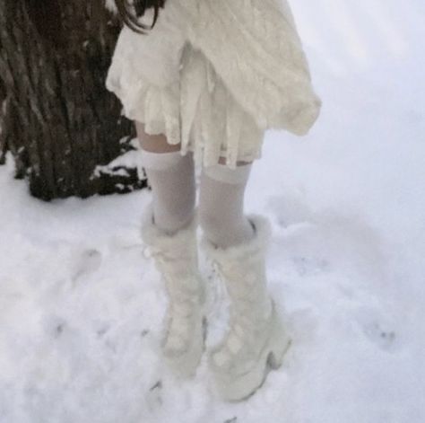 Princess Aesthetic Outfits Winter, Ice Fairy Aesthetic Outfit, Snow Fairy Aesthetic Outfits, Snow Fairy Outfit, Snow Girl Outfit, Winter Core Aesthetic, Love Core Outfits, Winter Fairy Aesthetic, Winter Fairy Coquette