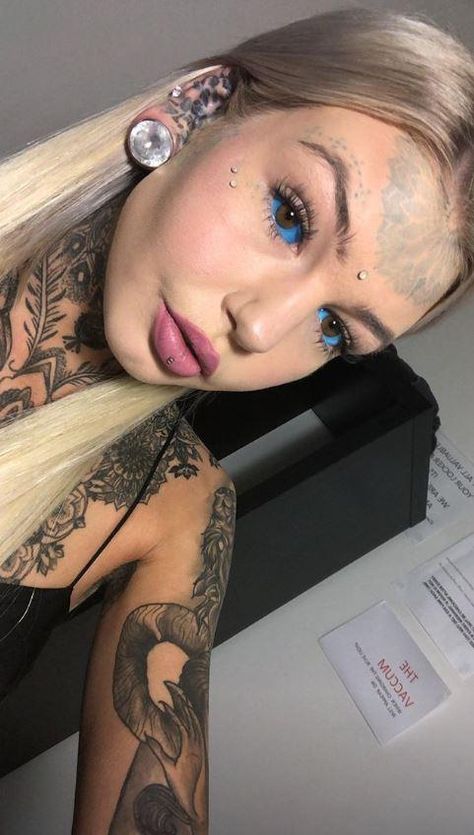 Amber Luke has spent more than £6,000 transforming her image Extreme Tattoos, Amber Luke, Body Modification Piercings, Split Tongue, Day Of The Dead Artwork, Eyeball Tattoo, Tattoo Face, Face Girl, Dragon Girl