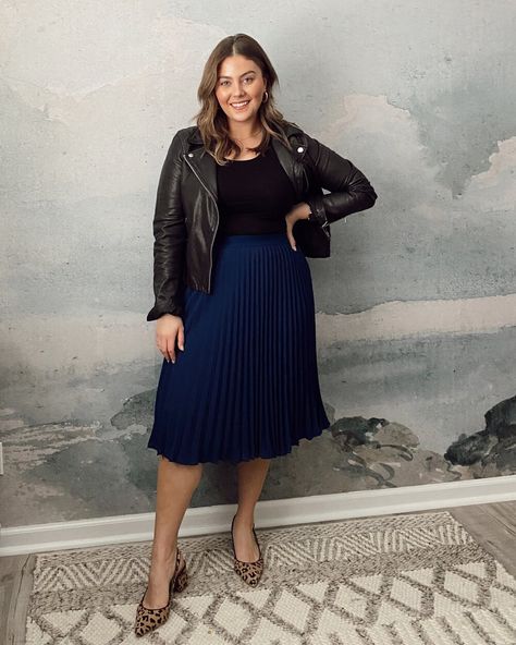 Curvy Midi Skirt Outfit, A Line Skirt Plus Size, How To Wear Midi Skirt, Mid Size Skirt Outfit, Plus Size Midi Skirt Outfit, Plus Size Pleated Skirt Outfits, Plus Size A Line Skirt, Midi Pleated Skirt Outfit, Style A Midi Skirt