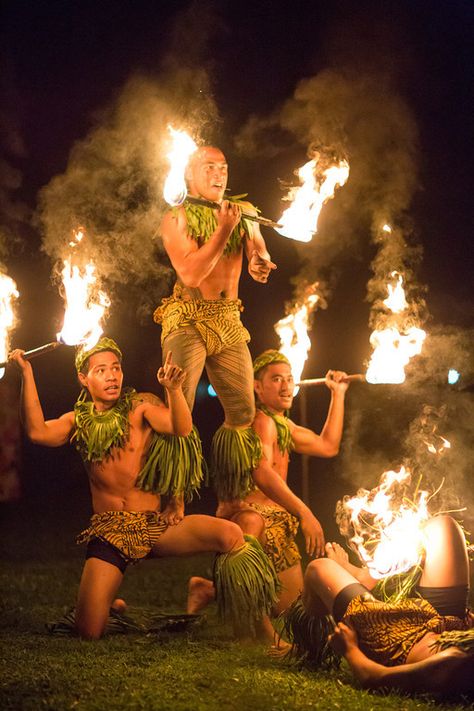 Samoan Dance, Moana Jr, Samoan Culture, Island Culture, Travel To Fiji, Wild Design, Hawaiian Dancers, Polynesian Art, Fire Dancer