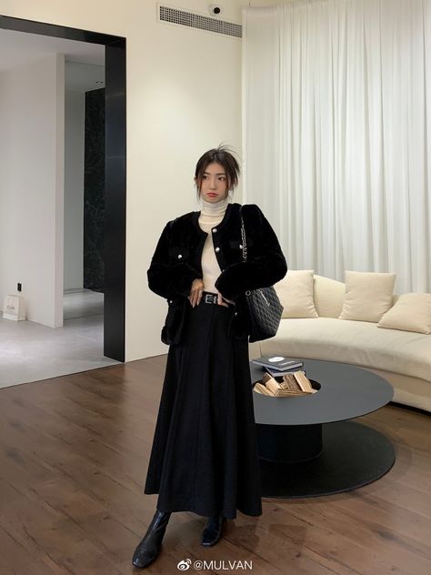 Long Black Skirt With Loafers, Long Black Skirt Outfit Winter Korean, Black Long Skirt Outfit Korean, Old Money Long Skirt, Long Black Skirt Outfit Fall, Modest Old Money Outfits, Old Money Hijab Outfit, Black Skirt Outfit Winter, All Black Outfit Casual