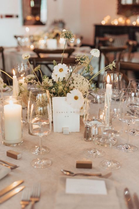 Simple Elegant Table Settings Wedding, Small Table Centerpiece Wedding, Round Table Scape Wedding, Cavalier Wedding, Simple Wedding Florals, Wedding Tablescapes Round, Wedding Venues Rustic, Desert Wedding Decor, Round Table Centerpieces