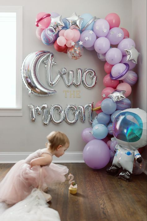 Two The Moon Birthday Outfit, Moon Birthday Theme, Two The Moon Birthday Party Girl, Birthday Party Balloon Garland, Two The Moon Birthday Party, Space Theme Birthday Party, Moon Birthday, Two The Moon