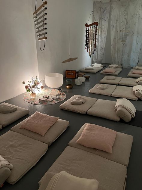 Room Ideas Beachy, Healing Room Ideas, Community Circle, Aesthetic Work Desk, Cozy Room Ideas, Sala Yoga, Meditation Room Design, Room Inspo Aesthetic, Bedroom Summer