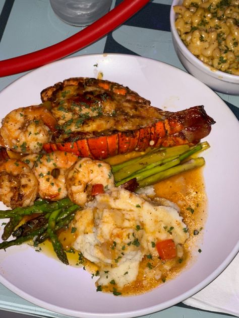 Lobster And Mashed Potatoes, Pretty Meals, Fried Sushi, Potatoes Asparagus, Detroit Food, Fast Food Drinks, Lirika Matoshi, Carribean Food, Mash Potatoes