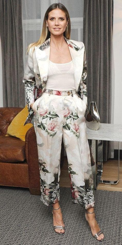 ... Floral Pantsuit, Smart Dressing, Eid Outfit, Hijab Styles, Woman Suit Fashion, Business Professional, Floral Fashion, Heidi Klum, Looks Chic