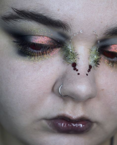 Singed moth 🦋 I almost wrote cinched lol but I’ll blame it on the 2 hours of sleep I have to wake up super early for a doctor appointment today so let’s hope that I did that. When this posts I should already be there 😖 As usual, feel free to add your moth makeup looks to this post if you got the update! @clionadhcosmetics incandescence @cheeryep_makeup 16-Color Natural Star Eye Shadow Palette in #08Ambition- Fantasy Full Sparkle sent to me by @cbeauty_mall for the bits of gold 🖤 @glamlit... Moth Makeup Eyes, Moth Makeup Halloween, Moth Eyes, Fly Makeup, Moth Makeup, Fly Eyes, Super Fly, Star Eyes, Make Up Inspo