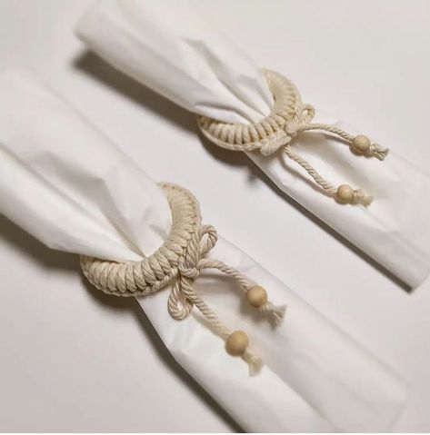 Macrame Napkin Rings Diy, Macrame Napkin Rings, Diy Macrame Projects, Diy Napkin Rings, Simpul Makrame, Diy Tree Decor, Vintage Napkin Rings, Napkin Rings Diy, Rustic Napkins