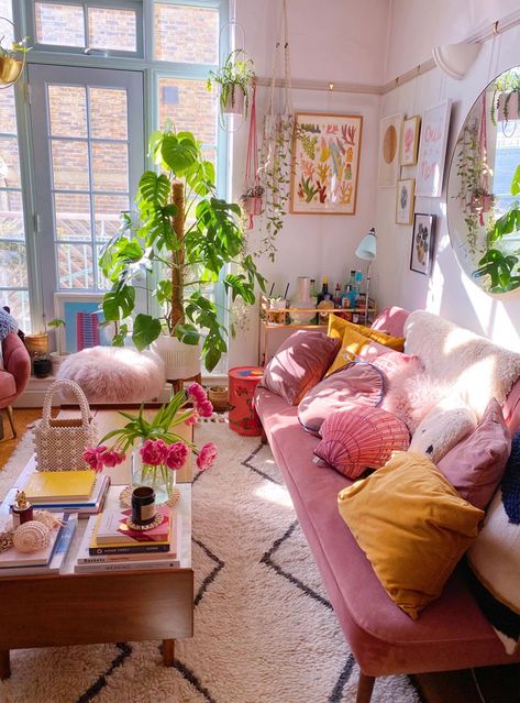 One Bedroom Flat, Colorful Apartment, Casa Vintage, Eclectic Bedroom, Colourful Living Room, Eclectic Living Room, Apartment Decor Inspiration, Maximalism, Decoration Inspiration