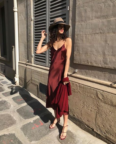 Instagram Slip Dress With Belt, Loose Slip Dress, Silk Dresses Outfit, Midi Silk Dress, Fancy Fits, Slip Midi Dress, Silk Dress Long, Midi Slip Dress, Maxi Dress Cocktail