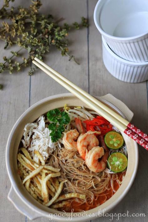 GoodyFoodies: Recipe: Sarawak Laksa Laksa Curry, International Soups, Laksa Sarawak, Laksa Recipe, Curry Laksa, Malaysian Cuisine, Dried Chillies, Noodle Dish, Curry Soup