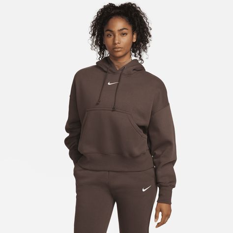 Grounded in style, comfort and versatility, meet our take on luxury loungewear. Our roomiest fit paired with exaggerated details (like the oversized pocket and taller ribbing) ensures this hoodie is anything but basic. All that's left to decide is whether to style it with the matching sweats or other pieces from your wardrobe. Brown Nike Hoodie, Hoddies Outfits, Matching Sweats, Brown Hoodie, Nike Sweats, Loungewear Luxury, Oversized Crewneck, Hoodie Set, Nike Hoodie