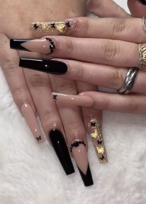 Black Nails With Design Ideas Long, Rose Gold Acrylic Nails Coffin, Black Acrylic Nails Quince, Gold Acrylic Nails Coffin, Black And Gold Quince Nails, Black And Gold Nail Inspo Acrylic, Black Quince Nails, Black Acrylic Nails With Rhinestones, Black Nails Ideas Coffin