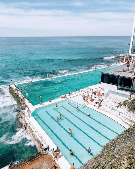 Bondi Wallpaper, Summer Australia, Bondi Icebergs, Beach Color Palettes, Summer Beach House, Surfing Aesthetic, Vietnam Backpacking, Backpacking South America, Australia Backpacking