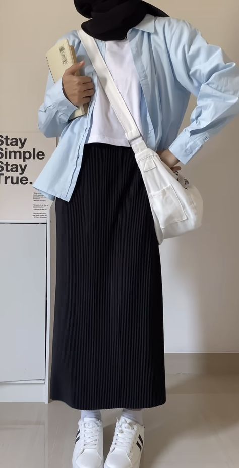 Hijab Outfit Inspo Casual, Hijab Style Covering Chest, Outfit Rok Hitam, Ide Outfit Simple, Hijab Outfit Ideas Casual, Outfit Rok Plisket, Inner Dress Hijab, Skirt Hijab Outfit, Outfit Hijab Casual Rok