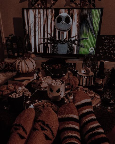 Spooky Season Astethic, Halloween Time Aesthetic, Plus Size Cozy Aesthetic, Halloween Asthetic Photos, Halloween Movie Astethic, Halloween Aesthetic Ideas, Cute Halloween Pictures Aesthetic, Halloween Love Aesthetic, Halloween Birthday Aesthetic