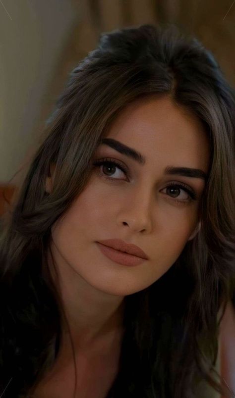 Esra Bilgiç is a Turkish actress. She is best known for portraying the role of Halime Hatun in the Turkish historical adventure television series Diriliş: Ertuğrul from 2014 to 2018. Among other roles, she starred in the 2020-21 crime drama Ramo. Esra Bilgic Wallpaper, Actor Fashion, Classy Hairstyles, Bangs With Medium Hair, Bridal Hair Updo, Turkish Women Beautiful, Turkish Actresses, Turkish Women, Turkish Actress