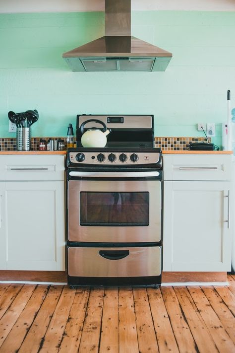 Signs it May Be Time to Replace Your Home Appliance Short Backsplash, Stove Repair, Fridge Repair, Oven Repair, Self Cleaning Ovens, Sweet Potato Recipes Casserole, Best Oven, Backsplash Kitchen, Kitchen Bowls