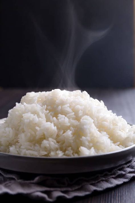 How to Cook Fluffy White Rice on Stovetop - Busy Cooks Microwave Rice Recipes, Cook Rice In Microwave, Soaked Rice, Rice In The Microwave, Boiled Rice, Rice A Roni, Cooking Rice, Perfect Rice, Arroz Frito