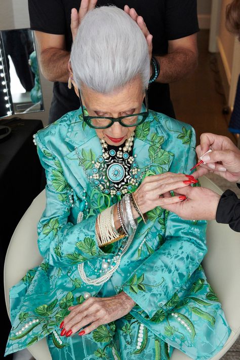 Iris Apfel Style, Hydrangea Wallpaper, H&m Collaboration, Iris Fashion, Rara Avis, Montgomery Clift, Fall Fashion Skirts, More Is More, Room Redesign