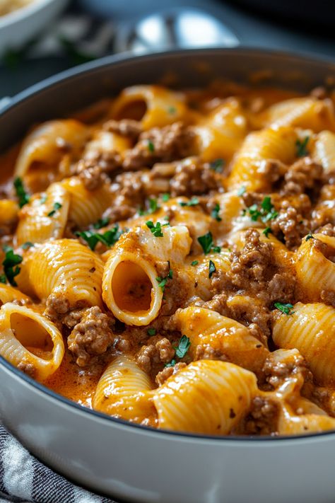 Creamy Beef and Shells Easy Balanced Dinner Recipes, Cheesy Ground Beef Recipes, Ground Chicken Noodles, Turkey Meat Pasta, Comfort Dinner Recipes Families, One Pot Creamy Beef And Shells, Quick And Easy Italian Dinner Recipes, Beefy Cheesy Pasta, Creamy Mince Pasta