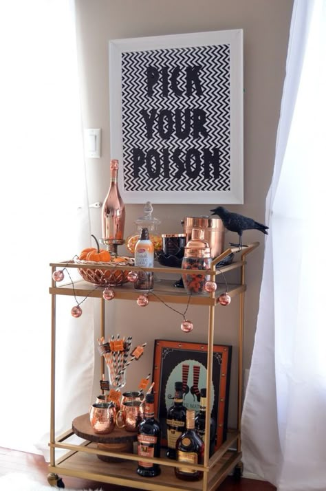 Whiskey Hot Chocolate, Halloween Bar Cart, Halloween Bar, Table Halloween, Hallowen Ideas, Casa Halloween, Halloween Fest, Halloween Chocolate, Halloween Tattoo