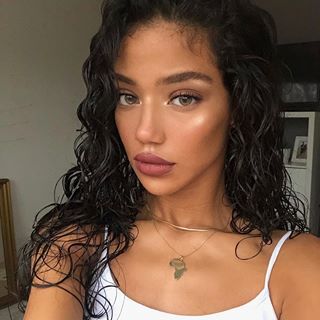 Dina Denoire (@dinadenoire) • Instagram photos and videos Wet Curls Hairstyles, Dina Denoire, Wet Look Hair, Wet And Wavy Hair, Sew In Hairstyles, Wavy Haircuts, Natural Wavy Hair, Haircuts For Wavy Hair, Short Wavy Hair