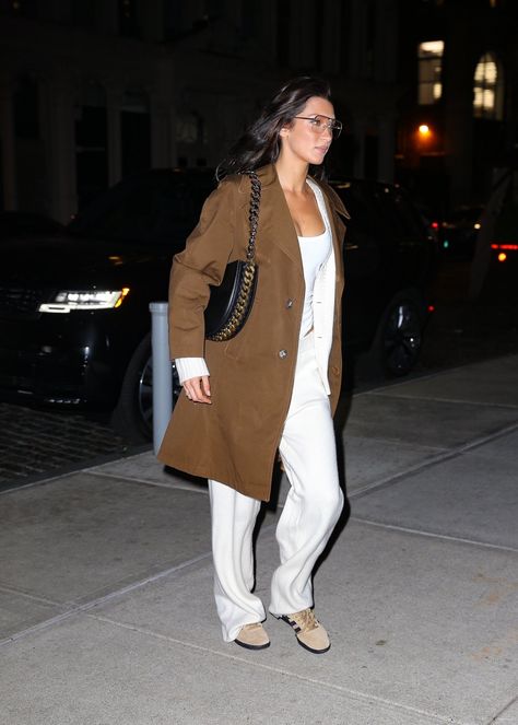 Bella Hadid Street Style Winter, Outer Outfit, Bella Hadid Street Style, Trainers Outfit, Best Winter Outfits, Bella Hadid Outfits, Classic Style Outfits, Bella Hadid Style, Hadid Style