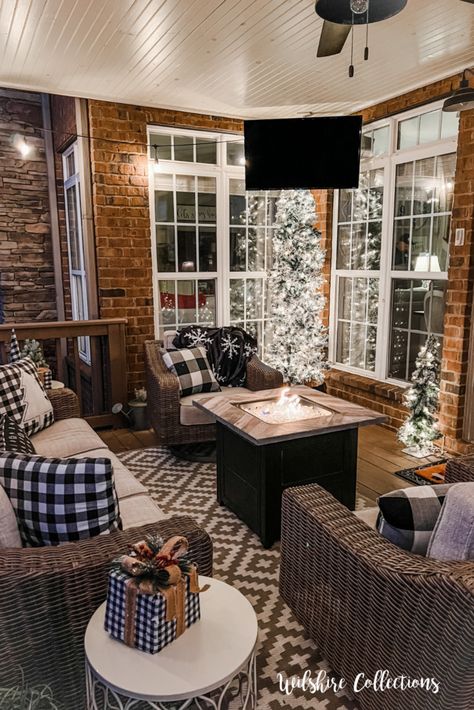 Rustic Porches Ideas, Christmas Screen Porch Decorating Ideas, Winter Deck Ideas, Country Porch Ideas, Small Front Porch Christmas Decor Ideas, Deck Expansion, Cozy Sunroom Ideas, Christmas Porch Ideas, Country Porches