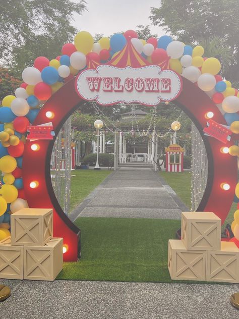 Funfair Birthday Party, Funfair Themed Birthday Party, Carnival Birthday Party Entrance, Circus Props Diy Carnival Themes, Carnival Entrance Arch, Carnival School Theme, Carnival Photo Booth Ideas, Kids Carnival Ideas, Carnival Photo Backdrop