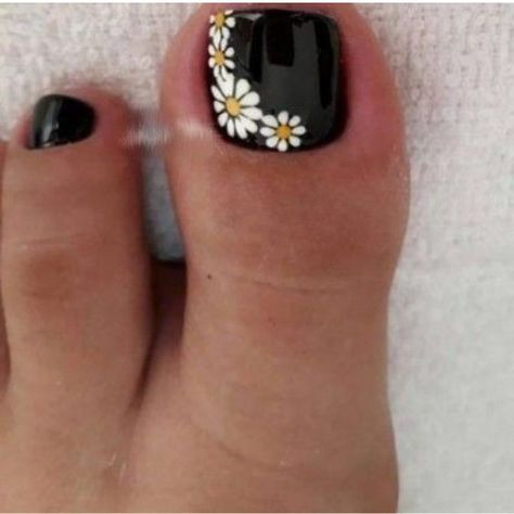 Top 18 Black Toe Nails Designs to Express Elegance In Simplicity Flowers On Toe Nails, Toe Nails Designs, Pedicure Tradicional, Black Toe Nails, Simple Toe Nails, Fingernails Painted, Pedicure Designs Toenails, Henna Nails, Nails Collection