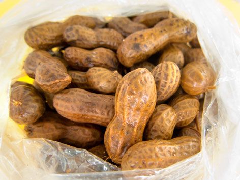 BOILED PEANUTS. Yum! #charlestonfood Peanut Snacks, Boiled Peanuts, Lunch Appetizers, Recipes Appetizers And Snacks, Food History, Dessert Drinks, Down South, Southern Recipes, Appetizer Snacks