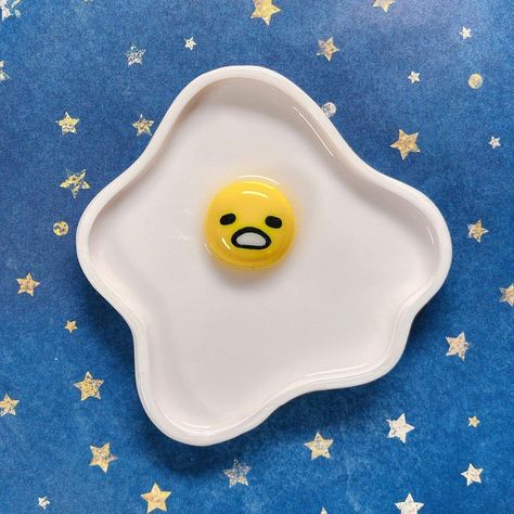 Ceramics Pottery Plates, Gudetama Clay Dish, Gudetama Clay Art, Egg Trinket Dish, Clay Gudetama, Tray Clay Ideas, Clay Small Ideas, Trinket Tray Ideas, Easy Small Clay Projects