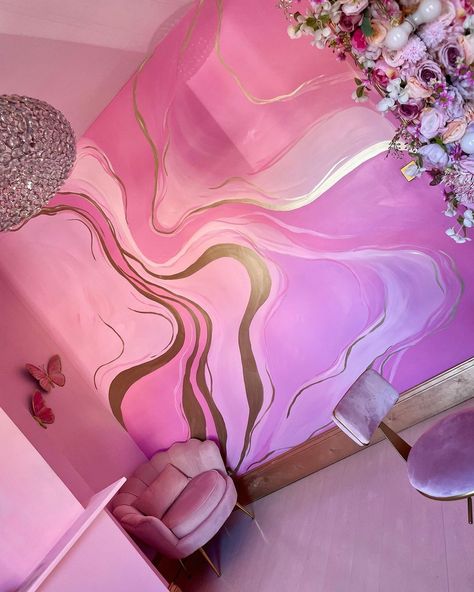 Pink Black And Gold Beauty Room, Pink Shed Ideas, Hair Salon Ideas Pink, Nail Salon Accent Wall, Nail Room Decor Ideas Pink, Pink Salon Suite, Pink Nail Room, Makeup Studio Decor Ideas, Pink Salon Decor