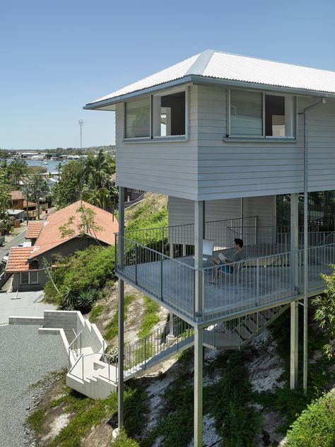 Tato and Phorm combine Japanese and Australian design for Brisbane home Building On Slope, Sarah Sadeq Architects, Architects House, Architect Logo, House On Stilts, Japanese Architect, Norm Architects, Famous Architects, Architect House