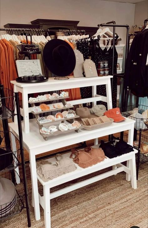 Store Set Up Ideas Display, Clothing Displays Ideas, Boutique Booths Setup, Small Boutique Store Design, Ikea Boutique Ideas, Farmhouse Boutique Displays, Small Space Boutique Display, Boutique Store Display Ideas, Open Boutique Store