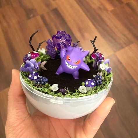 Battle ready Gengar is here! Check out my etsy for more pokemon terrariums! 💜 Pokémon Terrarium, Gengar Terrarium, Pokeball Terrarium Diy, Diy Pokemon Terrarium, Candle Pokemon, Eevee Terrarium, Pokemon Terrarium Art, Pokeball Terrarium, Clay Pokemon