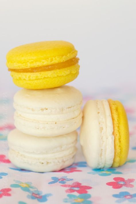 Pineapple Pina Colada, Pineapple Macarons, Making Macarons, French Macaroon Recipes, Macarons Macaroons, Macaron Filling, Macaron Flavors, Macaron Cookies, French Macaroons