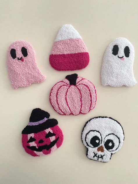 Pumpkin Punch Needle, Punch Needle Patterns Halloween, Skull Punch Needle, Halloween Punch Needle, Punch Needle Ghost Pillow, Halloween Punch Needle Coaster, Punch Halloween, Pumpkin And Ghost, Spooky Basket