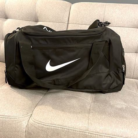 Nike Hoops Elite Max Air Duffle Nike Duffel Bag, Campus Diaries, Nike Sports Bag, Nike Gym Bag, Nike Duffle Bag, Duffle Bag Sports, Nike Gym Shoes, Sport Bags Women, Mochila Nike