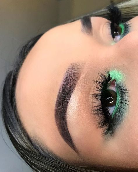 pop of color - pastel green eye makeup @sarahjaay Nice Eye Makeup, Beauty Make-up, Makeup Step By Step, Makeup For Green Eyes, Makeup Goals, Makati, Pop Of Color, Makeup Revolution, Eyeshadow Looks