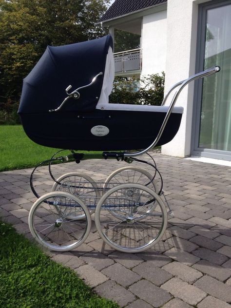 Bassinet Stroller, Vintage Pram, Goth Baby, Baby Life Hacks, Baby Room Inspiration, Fotografi Vintage, Baby Equipment, Pram Stroller, Baby Prams