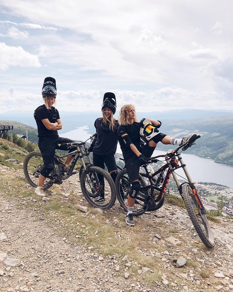 Mountain Biking Outfit, Pretty Tomboy, Mtb Women, Mtb Girl, Mountain Biking Women, Cycling For Beginners, Mountain Biking Gear, Granola Girl Aesthetic, Motorcross Bike