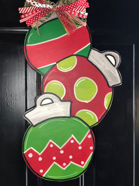 Stacked Ornament Door Hanger, Wooden Christmas Door Signs, Christmas Door Hanger Ideas, Paper Gift Bags Ideas, Christmas Doorhangers, Stocking Door Hanger, Christmas Ornament Door Hanger, Christmas Door Hangers, Ornament Door Hanger