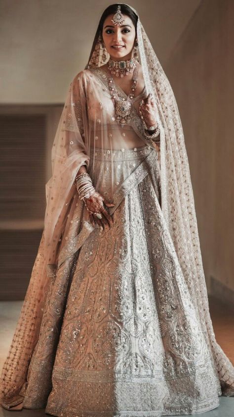 Sabyasachi Ivory Lehenga, Ivory Colour Lehenga, White And Gold Bridal Lehenga, Engagement Lengha For Bride, Ivory Lehenga Bridal, Pithi Outfit Brides, Ivory Bridal Lehenga, Bengali Wedding Dress, White Bridal Lehenga