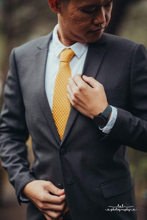 Groom's Charcoal Grey suit and mustard yellow necktie. Grey Suit Yellow Tie, Suit With Yellow Tie, Yellow Suit Men, Mustard Yellow Suit, Groom Suits For Wedding, Wedding Party Blue, Black Prom Suits, Fashion For Men Over 40, Mustard Yellow Wedding