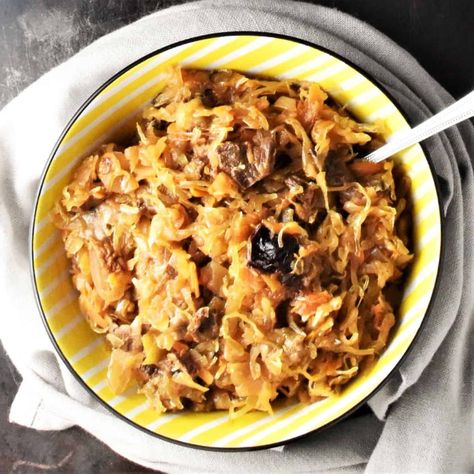 Sauerkraut with Mushrooms is a traditional vegetarian dish served at Polish Wigilia Christmas Eve dinner. It is extremely easy to make and contains a handful of ingredients. It’s a simpler, but just as delicious, alternative to sauerkraut pierogi, another traditional Polish Christmas dish. #sauerkraut #sauerkrautrecipes #polishfood #polishrecipes #everydayhealthyrecipes Vegetarian Sauerkraut Recipes, Czech Sauerkraut Recipe, Cooking Sauerkraut, Kapusta Recipe, Polish Sauerkraut, Sauerkraut Dishes, Meatless Food, Polish Dishes, Dinner Simple