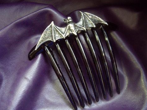 Elissabat Aesthetic, Monster High Accessories, Bat Aesthetic, Casta Fierce, Goth Outfit Ideas, Goth Accessories, Catty Noir, Lagoona Blue, Mazzy Star